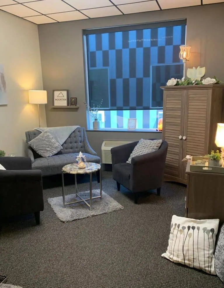 Cozy modern office lounge with comfortable chairs, decorative pillows, soft lighting, and contemporary decor, perfect for entspannen or informal meetings at Chrysalis BTC.